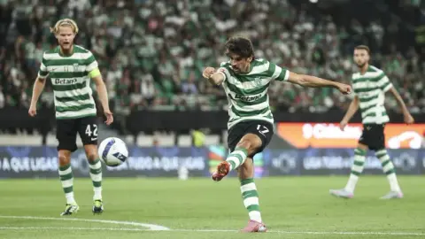 Truyền thông Bồ Đào Nha: Liverpool quan tâm tới cầu thủ chạy cánh Trincao của Sporting Bồ Đào Nha, điều khoản giải phóng cầu thủ này là 60 triệu euro