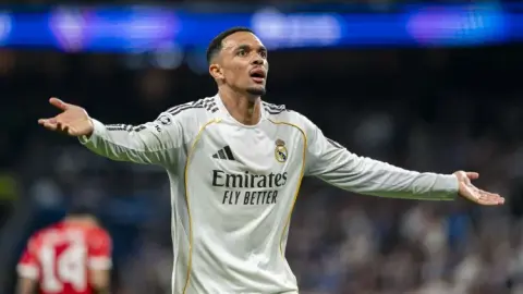 Bực bội! Alexander-Arnold, người trị giá 65 triệu euro, không được chọn vào đội tuyển World Cup. Anh chỉ chơi 2 trận ở World Cup ở tuổi 27.
