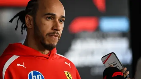 Hamilton: Tôi đã khóc khi Arsenal vô địch; chị gái tôi 'yêu cầu' tôi trở thành fan của Pháo thủ