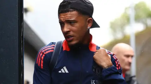 Manchester United dự kiến sẽ không tổ chức lễ chia tay Sancho và Villa cũng không có ý định mua đứt anh trong năm nay