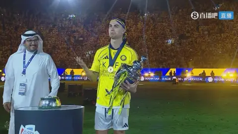 Ý nghĩa là gì? Ronaldo chỉ vào cúp vô địch và bắt tay, dang tay và làm động tác té nước