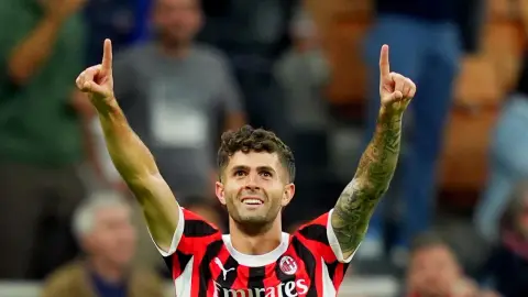 Phóng viên: Milan đang đàm phán phí ký hợp đồng với Mika. Leo và Pulisic có thể rời đội nếu chú Jon ở lại.