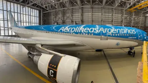 Truyền thông Argentina: Aerolineas Argentinas ra mắt máy bay có đội tuyển Argentina + tranh chủ đề Messi
