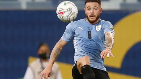 Phóng viên: Nandez sẽ không được chọn vào danh sách ĐT Uruguay dự World Cup vì yếu tố phi cạnh tranh