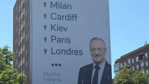 AS: Vị trí tấm áp phích chiến dịch khổng lồ của Florentino, mà Laporta cũng đã sử dụng trong chiến dịch của mình