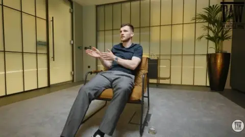 Robertson: Thật không vinh dự khi đẩy Messi vào đầu ở Champions League nhưng người hâm mộ đã phản ứng như thể chúng tôi đã làm được điều đó 3-3