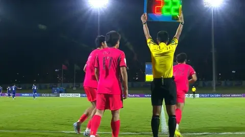 Đội tuyển bóng đá nam U17 thực hiện 3 lần thay người trong giờ nghỉ giải lao: Kuang Zhaolei và Pan Chaowei được thay ra, Zhao Songyuan vào sân.