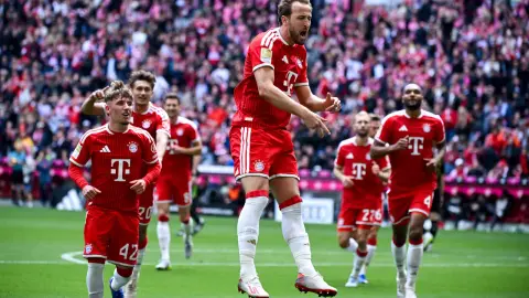 Nếu Bayern thắng thêm một trận nữa, nó sẽ san bằng kỷ lục toàn thắng trong một mùa giải của câu lạc bộ ở các giải đấu chuyên nghiệp. (46)