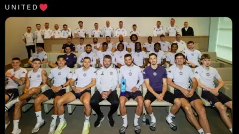 Mạng xã hội chính thức của Man United đã đăng ảnh và B Fee chụp ảnh cùng toàn đội đang cầm cúp cầu thủ xuất sắc nhất Premier League.
