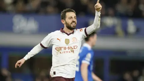 Romano: Mức lương sau thuế cho Ghế B là 1200 và được nhiều đội quan tâm. Juventus ngày càng xa rời việc miễn visa cho anh.