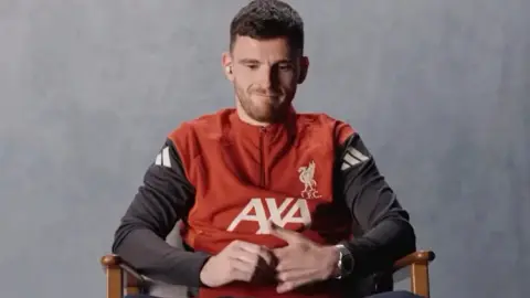Robertson: Tôi không ngờ các con tôi biết được câu chuyện tôi chơi cho Liverpool và sự chăm chỉ của tôi, điều đó khiến tôi rất cảm động.