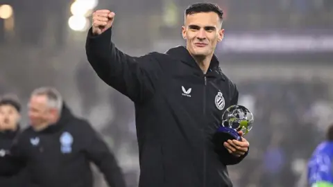Tuti: Inter chắc chắn sẽ mua lại Stankovic với giá 2300 euro nhưng có thể đổi chủ và bán anh