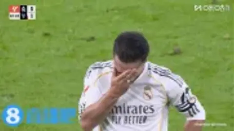 Sự nghiệp của Real Madrid ở 24 đã kết thúc! Carvajal được thay ra không giấu được nước mắt, hai bên xếp hàng vào tri ân