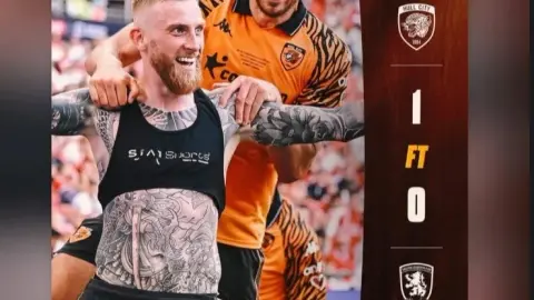 Trên mạng xã hội của Robertson xin chúc mừng Hull City: chúc mừng câu lạc bộ, hãy tận hưởng buổi tối vui vẻ!