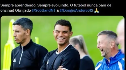 Thiago Silva chia sẻ quá trình tham gia kỳ thi lấy chứng chỉ huấn luyện viên trên mạng xã hội: khóa học đã đi được một nửa chặng đường! Cảm ơn Hiệp hội bóng đá Scotland