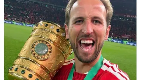 Bayern chính thức đăng ảnh selfie của Kane và cúp vô địch sau trận đấu: Điều này dần trở thành thông lệ!