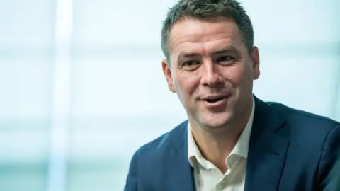 Owen: Chỉ Man United và Man City mới có cơ hội tước cúp Premier League từ tay Arsenal mùa tới