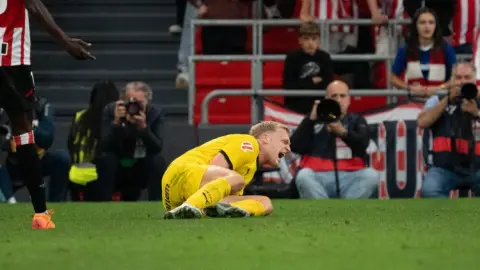 Một cú đánh khác! 29, Van de Beek, tuổi, bị đứt gân Achilles và bị xuống hạng cùng đội. Giá trị cao nhất của anh ấy là 5500 triệu và bây giờ là 200 triệu.