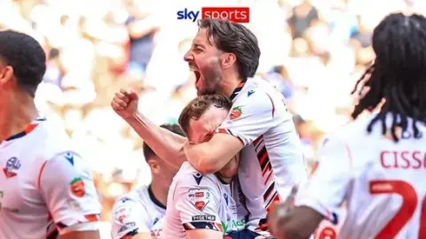 Chúc mừng! Bolton Wanderers đã đánh bại Stockport trong trận chung kết 4-1 của League One và trở lại Championship sau 7 nhiều năm!