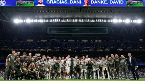 Alaba: Chúng tôi đã trải qua nhiều khoảng thời gian vui vẻ trong năm nay và cổ vũ cho huyền thoại Carvajal (5)