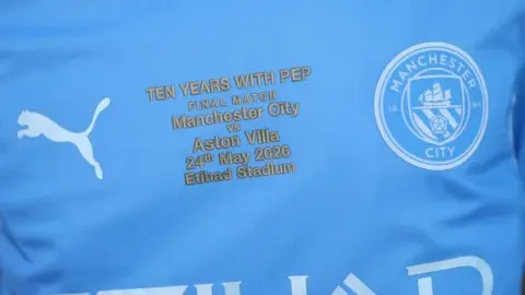 Hãy tưởng nhớ Guardiola! Áo thi đấu trận chung kết Premier League của Man City có in dòng chữ trên ngực: Pep Guardiola 10 năm, trận chiến cuối cùng