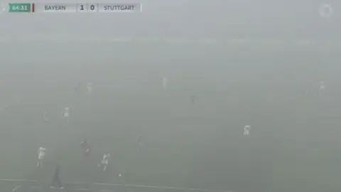 Hoeness: Người hâm mộ cả hai đội đã phá hỏng trận chung kết Cúp quốc gia Đức bằng cách đốt pháo hoa. Không có gì có thể được nhìn thấy trong một thời gian