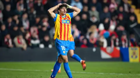 Chính thức: Cầu thủ Diego Lopez của Valencia dính chấn thương dây chằng chéo trước và dự kiến ​​phải ngồi ngoài hơn nửa năm.