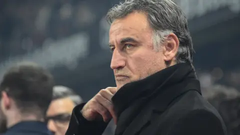 L'Equipe: Marseille đang hỏi thăm về tình hình hợp đồng của ứng viên tân HLV Galthie nhưng vẫn chưa liên hệ trực tiếp với ông.