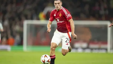 Romano: Man United đã nói rõ ràng với Ugarte rằng họ muốn anh ấy rời đội và dự định ký hợp đồng với ít nhất hai tiền vệ