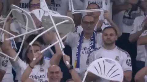 Sự nghiệp của Real Madrid kết thúc! Alaba được thay ra, CĐV Bernabeu vỗ tay và giơ ghế chào