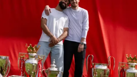 Tri ân huyền thoại! Twitter chính thức của Liverpool đăng ảnh Salah, Robertson và cúp Champions League