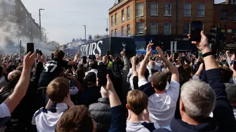 Giám đốc điều hành Tottenham gửi thư cho người hâm mộ: Đội bóng sẽ trở lại nơi mình thuộc về