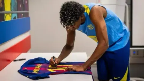 Mọi người: Quỹ Barcelona đấu giá áo đấu Champions League, áo đấu Yamal đứng đầu danh sách đấu giá châu Âu 75527