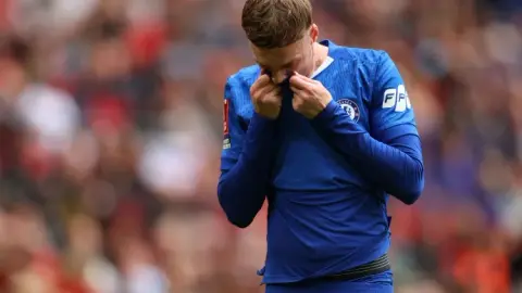 Giảm xuống dưới giới hạn dưới, kỷ lục cuối cùng của Chelsea tại Premier League là 9 thắng và 1 hòa và thua 1, trong đó họ phải chịu chuỗi trận thua 7. (6)