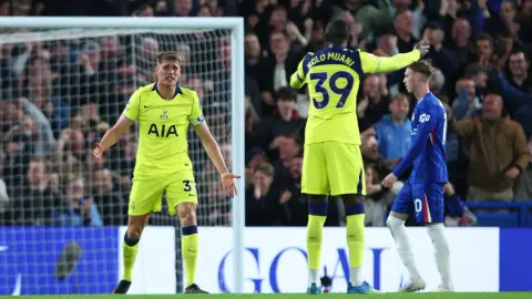 Ly kỳ xuống hạng nhưng... Tottenham đứng thứ 4 từ dưới lên ở Premier League 2 năm liên tiếp, trong khi Man United xếp thứ 15 → thứ 3 trong cùng thời kỳ