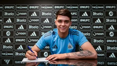 Chính thức: Newcastle United đã gia hạn hợp đồng với Mailey, 20, tuổi 2032 thêm nhiều năm nữa và đã chơi 34 nhiều lần trong mùa giải này.