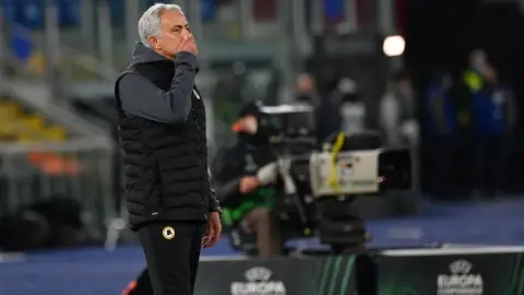 Hàng ngày: Real Madrid ban đầu dự định công bố việc ký hợp đồng với Mourinho trong tuần này, nhưng thông báo chính thức đã bị trì hoãn do cuộc bầu cử chủ tịch.