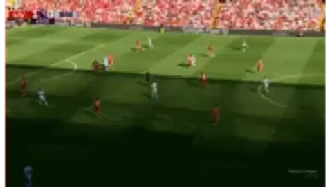 Liverpool đã bị gỡ hòa! Đường tạt bóng của Porter bị Jones cản phá, Shad vượt lên dẫn trước Robertson và đánh đầu ghi bàn.