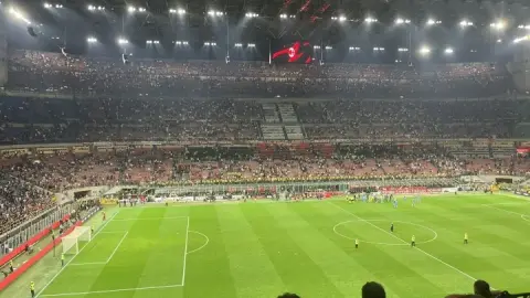 Tức giận! Cổ động viên AC Milan hét lên sau trận đấu: 11 tên ngốc, đội này không xứng với chúng ta, ông chủ cút đi!
