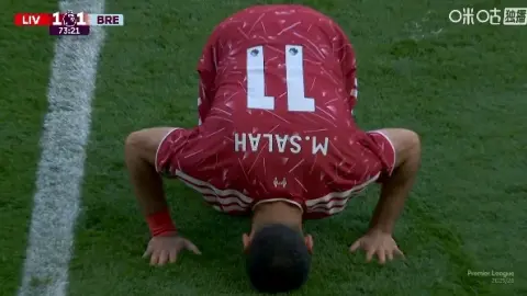 Hôn bãi cỏ Anfield! Salah được thay ra ở trận chia tay, chính thức kết thúc 9 năm sự nghiệp ở Liverpool