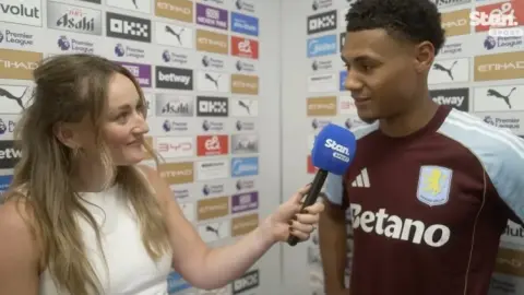 Watkins: Việc xếp hàng để tri ân hai người hùng của Man City là điều đương nhiên. Chúng tôi muốn bày tỏ sự tôn trọng của chúng tôi.