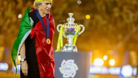 Phóng viên: Riyadh Victory sẽ gia hạn hợp đồng với HLV Jesus thêm 1 năm