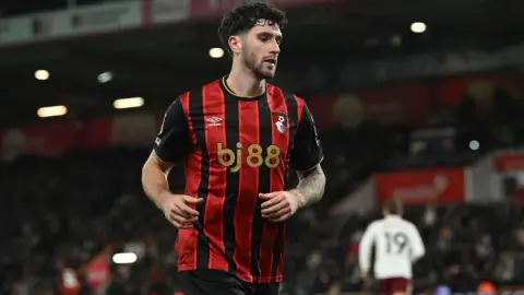 Schilla: Senesi gia nhập Tottenham theo dạng tự do, ký hợp đồng có thời hạn 2030 nhiều năm, mức lương hàng năm tương đương 500 triệu euro
