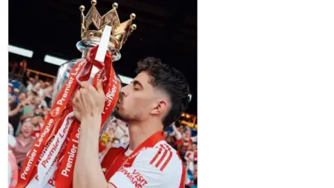 Havertz hôn cúp vô địch Premier League trên mạng xã hội: Rất có ý nghĩa! !!