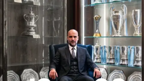 Trước khi Guardiola nhậm chức, Manchester City đã giành được 18 chức vô địch trong 136 năm, còn Guardiola giành được 20 chức vô địch trong 10 năm huấn luyện