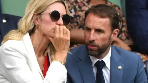 The Sun giới thiệu về vợ của Southgate: Nanmen chủ động theo đuổi cô sau khi cô chia tay bạn trai cũ những năm đầu.