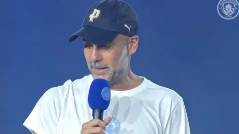 Phát biểu chia tay của Guardiola trong lễ ăn mừng chức vô địch: Anh sẽ luôn giữ em trong tim cho đến cuối đời