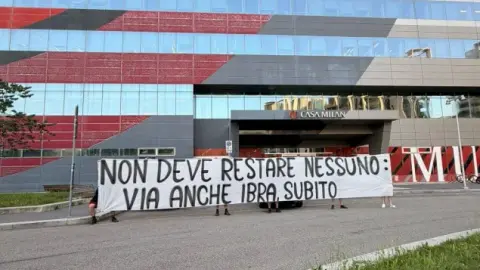 Vẫn chưa hài lòng! Fan Milan biểu tình bằng biểu ngữ: Không ai được ở lại, Ibrahimovic sẽ ra đi ngay