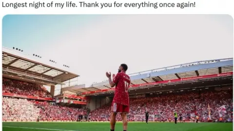 Thật khó để rời Anfield! Salah: Đêm dài nhất trong cuộc đời tôi, một lần nữa cảm ơn bạn vì tất cả những gì bạn đã làm