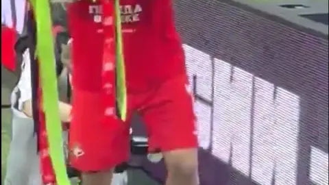 Truyền thông nước ngoài: Cầu thủ Solari của Spartak Moscow vô tình làm vỡ cúp Cup Nga